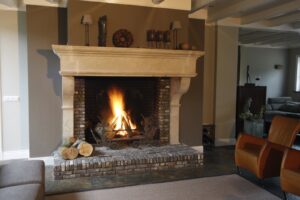 Grote landelijke houthaard met praktische rand