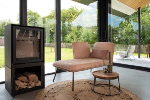 Zwarte houtkachel in serre met houtopslag onder