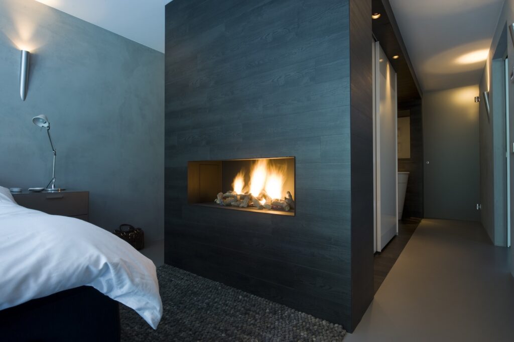 Donkere houthaard in slaapkamer