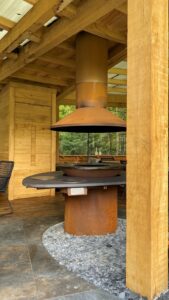 Open haard met zitgedeelte passend bij houten woning